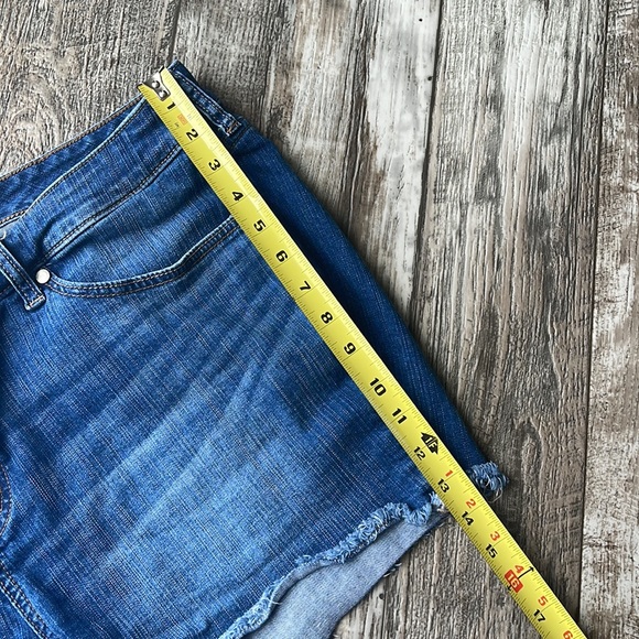 TORRID #FEEL THE FIT DENIM SHORTS, 22 - Picture 8 of 10